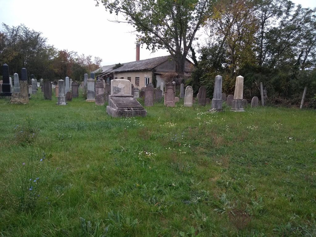 B&aacute;tasz&eacute;k Jewish Cemetery