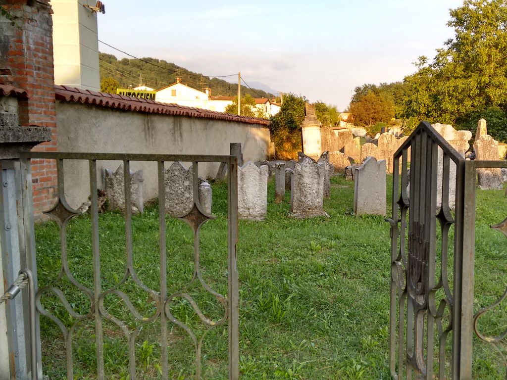 Judovsko Pokopališče v Rožni Dolini